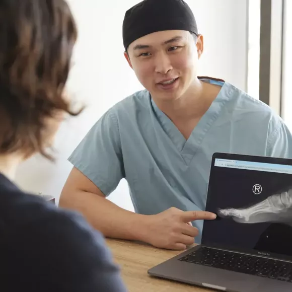 Doctor of Podiatric Medicine consulting with patient