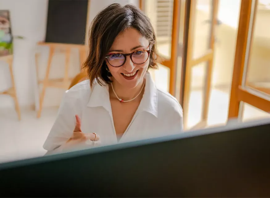 Therapist with online patient