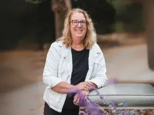 Hendershot Embrey Headshot 